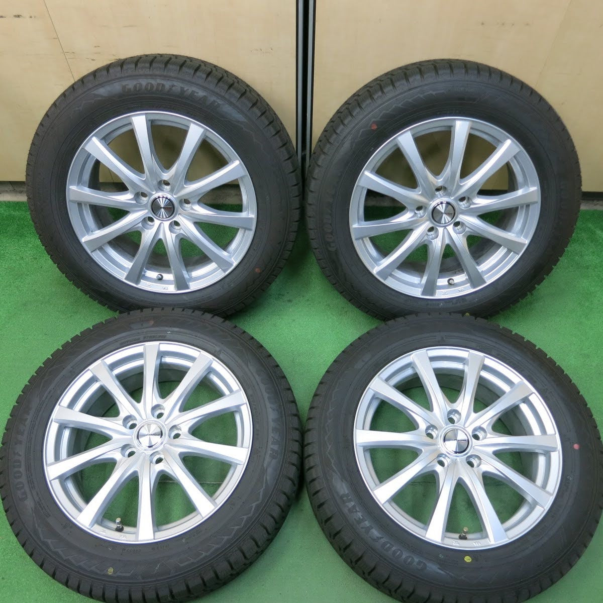 [送料無料]超バリ溝！22年！キレイ！ほぼ10分★スタッドレス 215/60R17 グッドイヤー アイスナビ8 ravrion RS01 ラブリオン 17インチ PCD114.3/5H★3072403イス