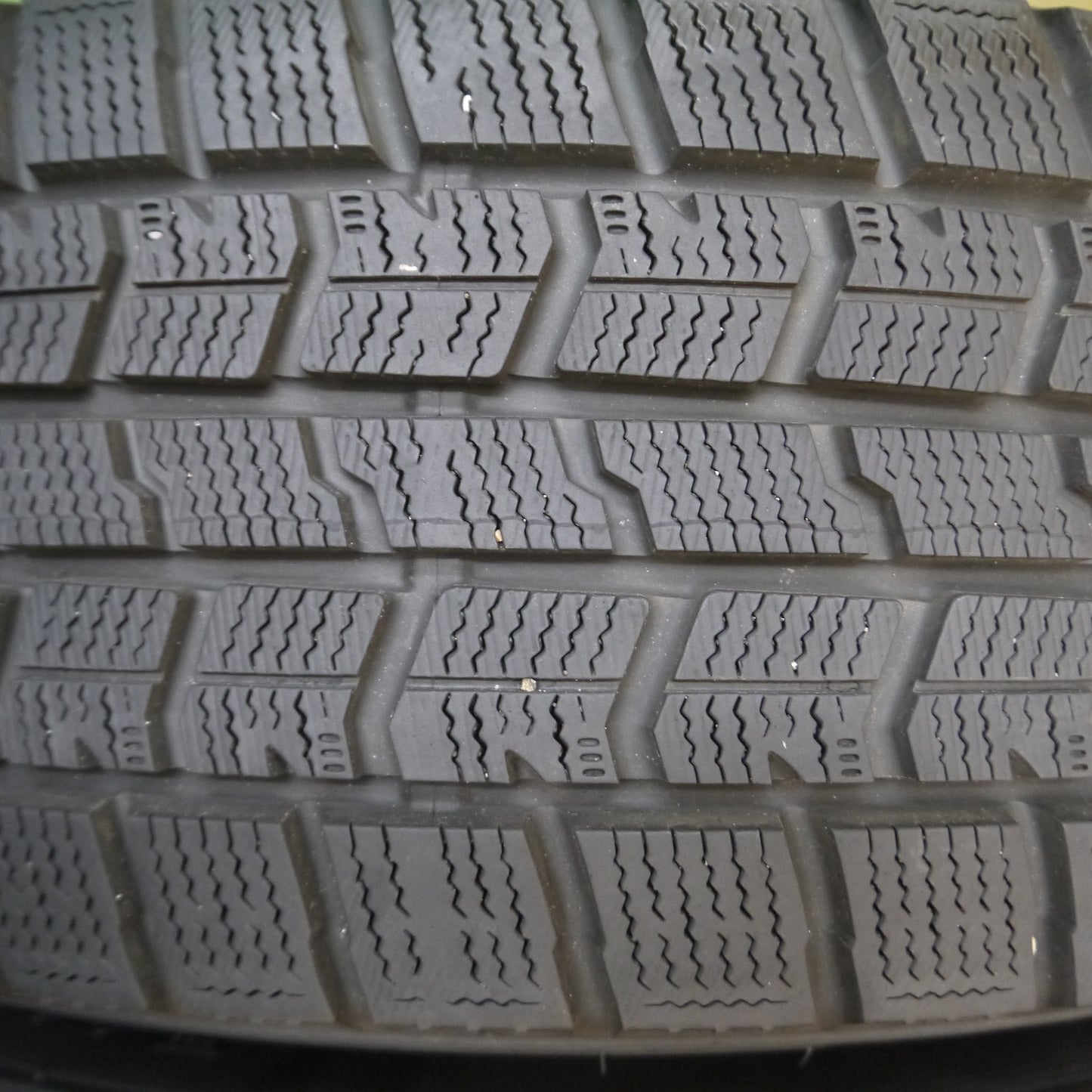 *送料無料*バリ溝！19年！綺麗！9.5分以上★スタッドレス 205/60R16 グッドイヤー アイスナビ7 ravrion RS01 ラブリオン PCD114.3/5H★3103001Hス