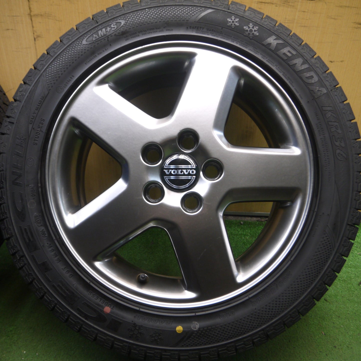 *送料無料* バリ溝！キレイ！9.5分★ボルボ V50 純正 BORBET 205/55R16 スタッドレス ケンダ KR36 アイステック ネオ PCD108/5H★4031214Hス