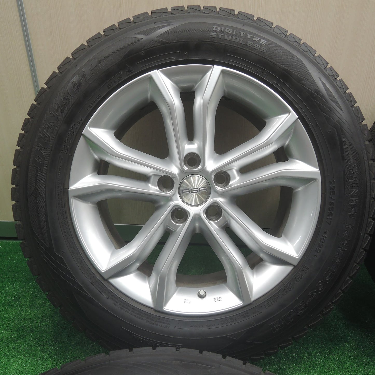 [送料無料]バリ溝！キレイ！9.5分★AGA 225/65R17 スタッドレス ダンロップ ウインターマックス SJ8 17インチ PCD114.3/5H★3070708SYス