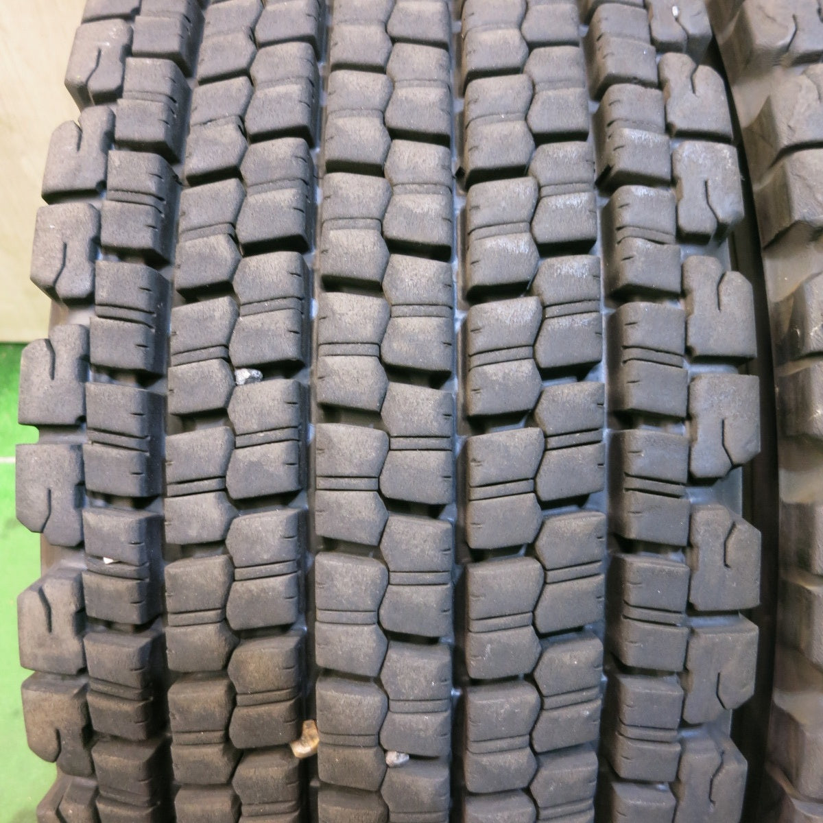 *送料無料*バリ溝！22年！9分★トラック タイヤ 265/70R19.5 140/138J スタッドレス ブリヂストン W900 19.5インチ★4013001クス