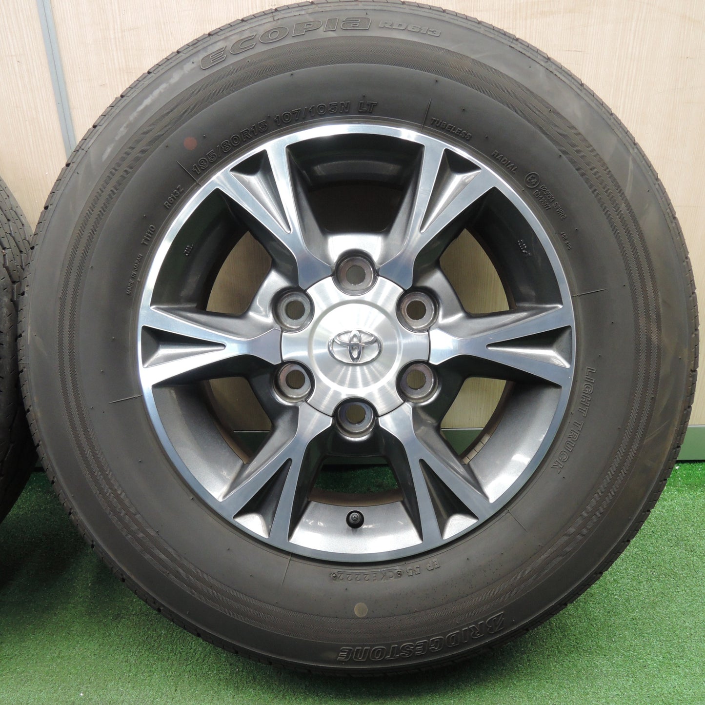 *送料無料* バリ溝！22年！キレイ！9分★トヨタ 200系 ハイエース 純正 OP 195/80R15 107/105N ブリヂストン エコピア RD613 PCD139.7/6H★4022904NJノ