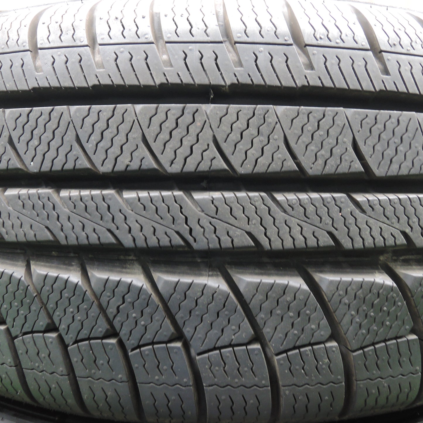 *送料無料*バリ溝！22年！ほぼ10分★ワーゲン ゴルフ6 タイプ 225/40R18 スタッドレス ダヴァンティ WINTOURA+ 18インチ PCD112/5H★3120911HAス