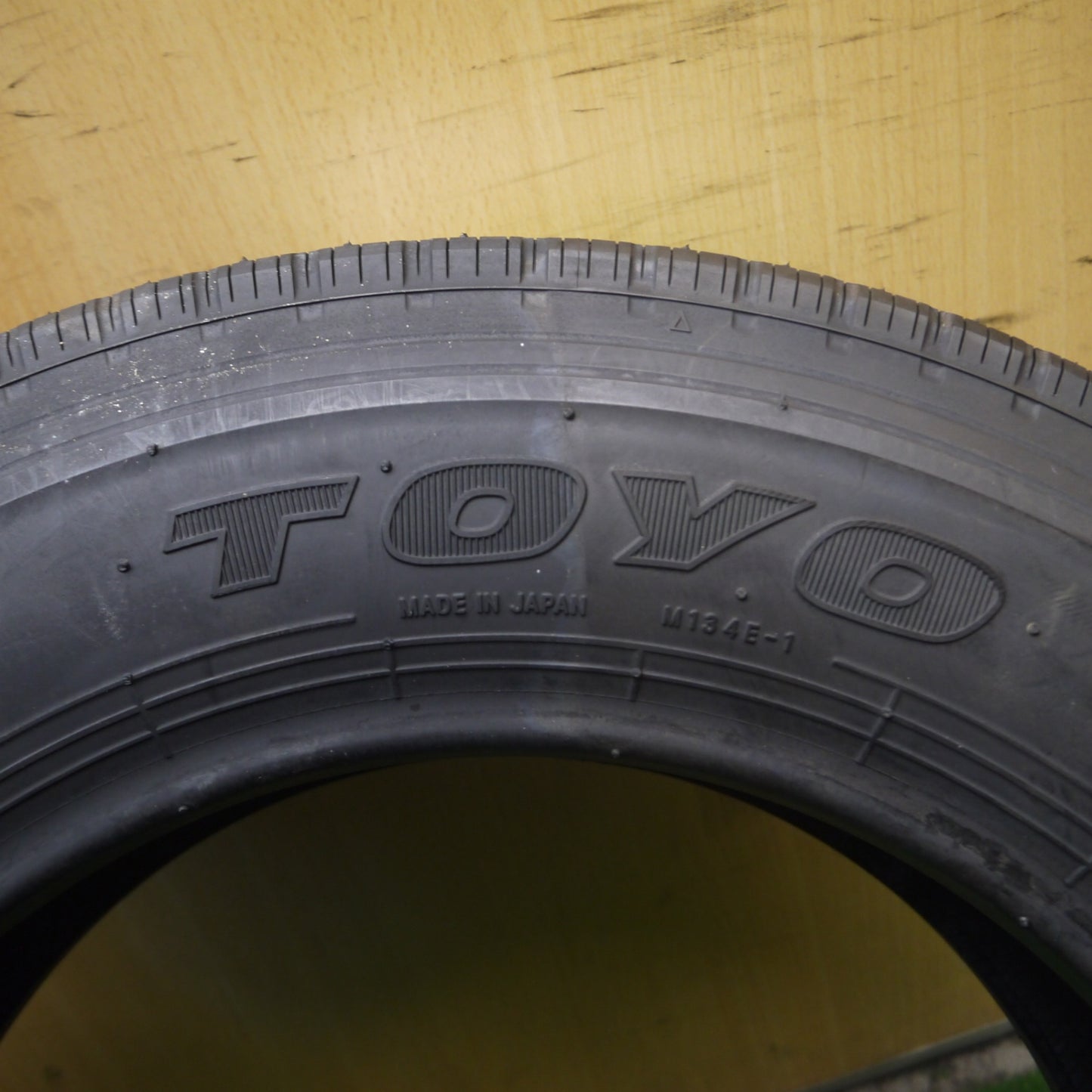 *送料無料* 未使用！21年★小型 トラック バス タイヤ 175/75R15 103/101N トーヨー ナノエナジー M134E 15インチ★4020903Hノタ