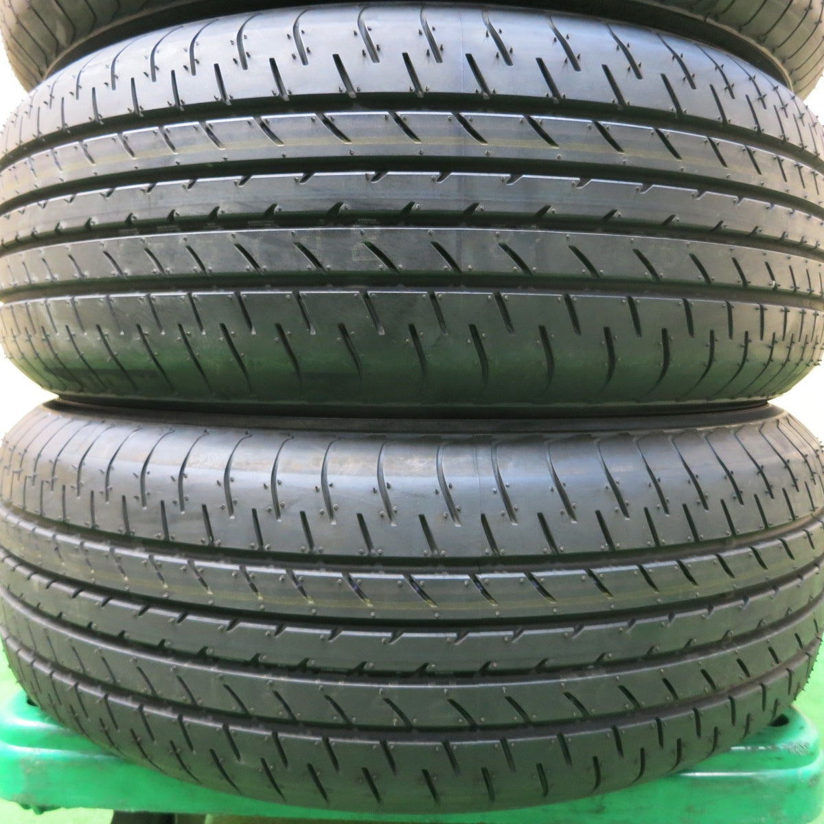 限定価格セール！ 【新車外し】ヨコハマタイヤ BluEarth 《 E51A 225/60R17 99H タイヤ、ホイール