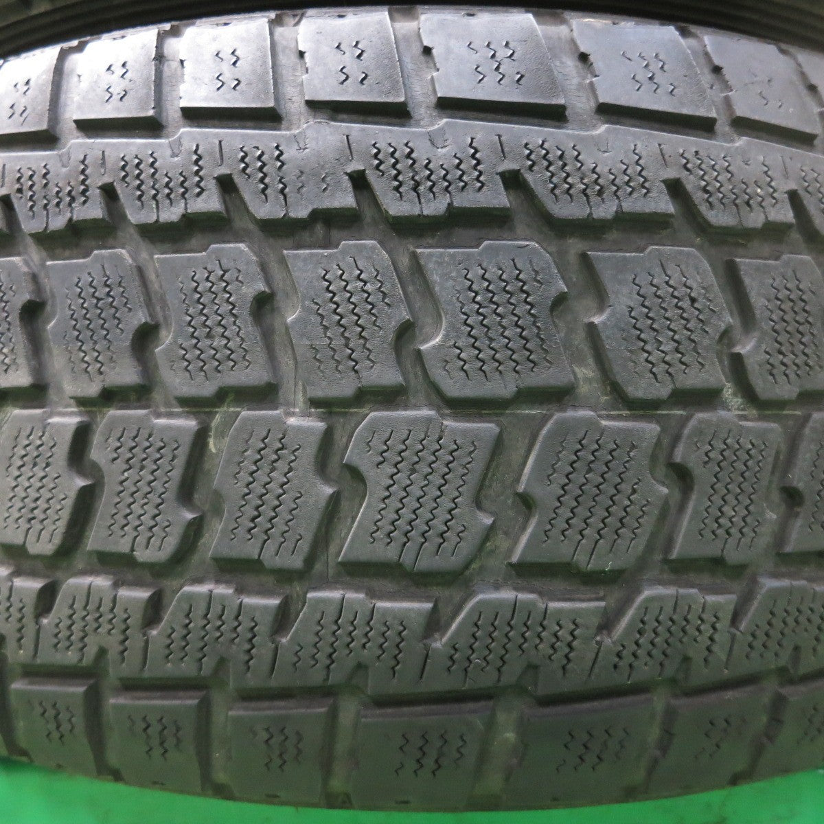 *送料無料* キレイ★ランクル 等 285/60R18 XTREME-J XJ スタッドレス グッドイヤー ラングラー IP/N PCD150/5H★4022605イス