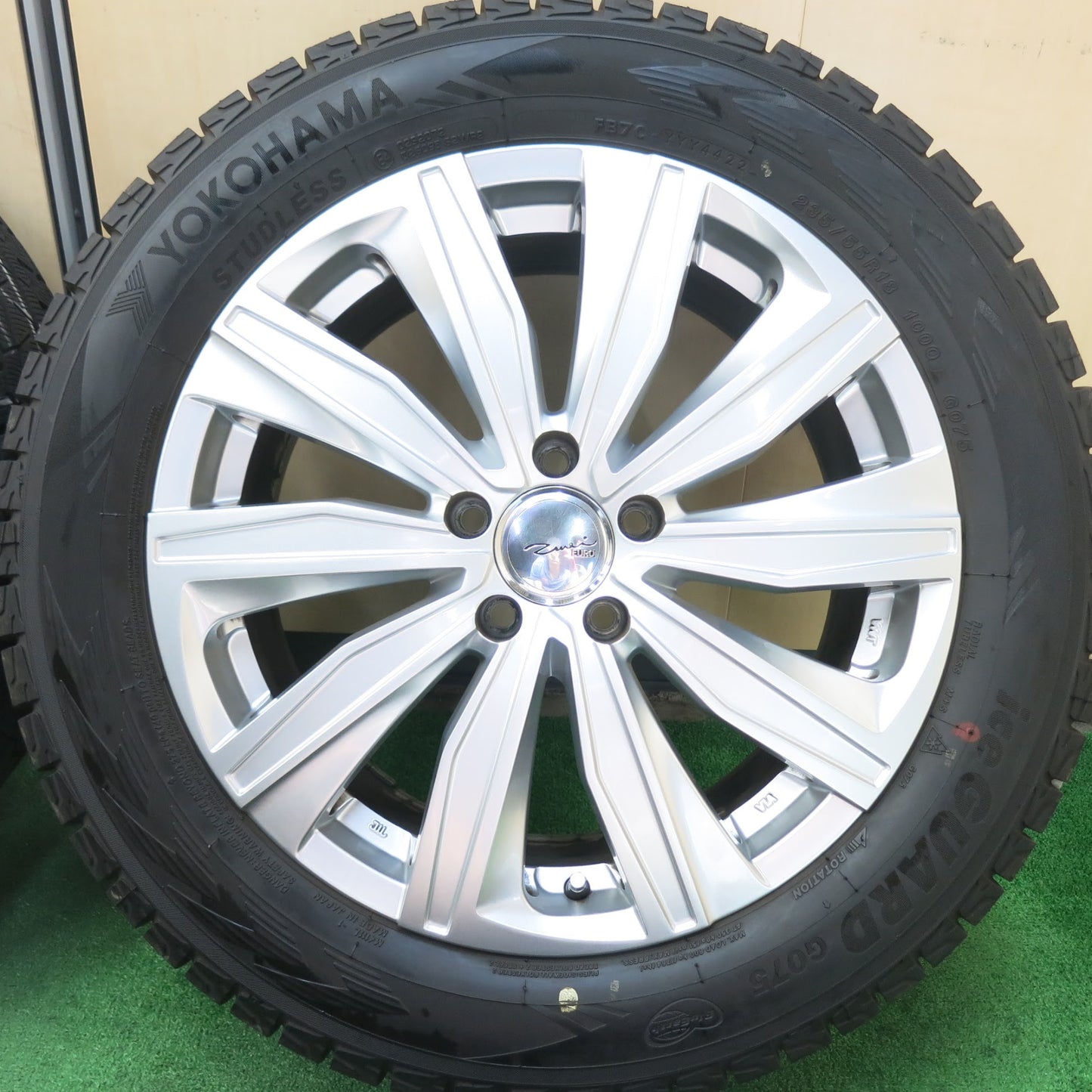 [送料無料]バリ溝！22年！キレイ！ほぼ10分★ベンツ 等 235/55R18 スタッドレス EURO ZWEI FK-10 ヨコハマ G075 ユーロツヴァイ 18インチ PCD112/5H★3052004ヒス