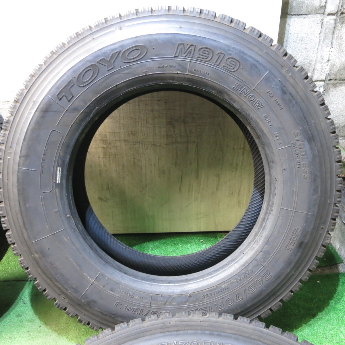 *送料無料* バリ溝！8.5分★トラック タイヤ 245/70R19.5 136/134J スタッドレス トーヨー M919 19.5インチ★4022103クスタ