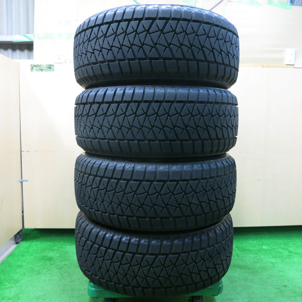 *送料無料*ほぼ未使用！22年！超バリ溝★スタッドレス 265/55R19 ブリヂストン ブリザック DM-V2 タイヤ 19インチ ランクル プラド ベンツ 等★3112404イスタ