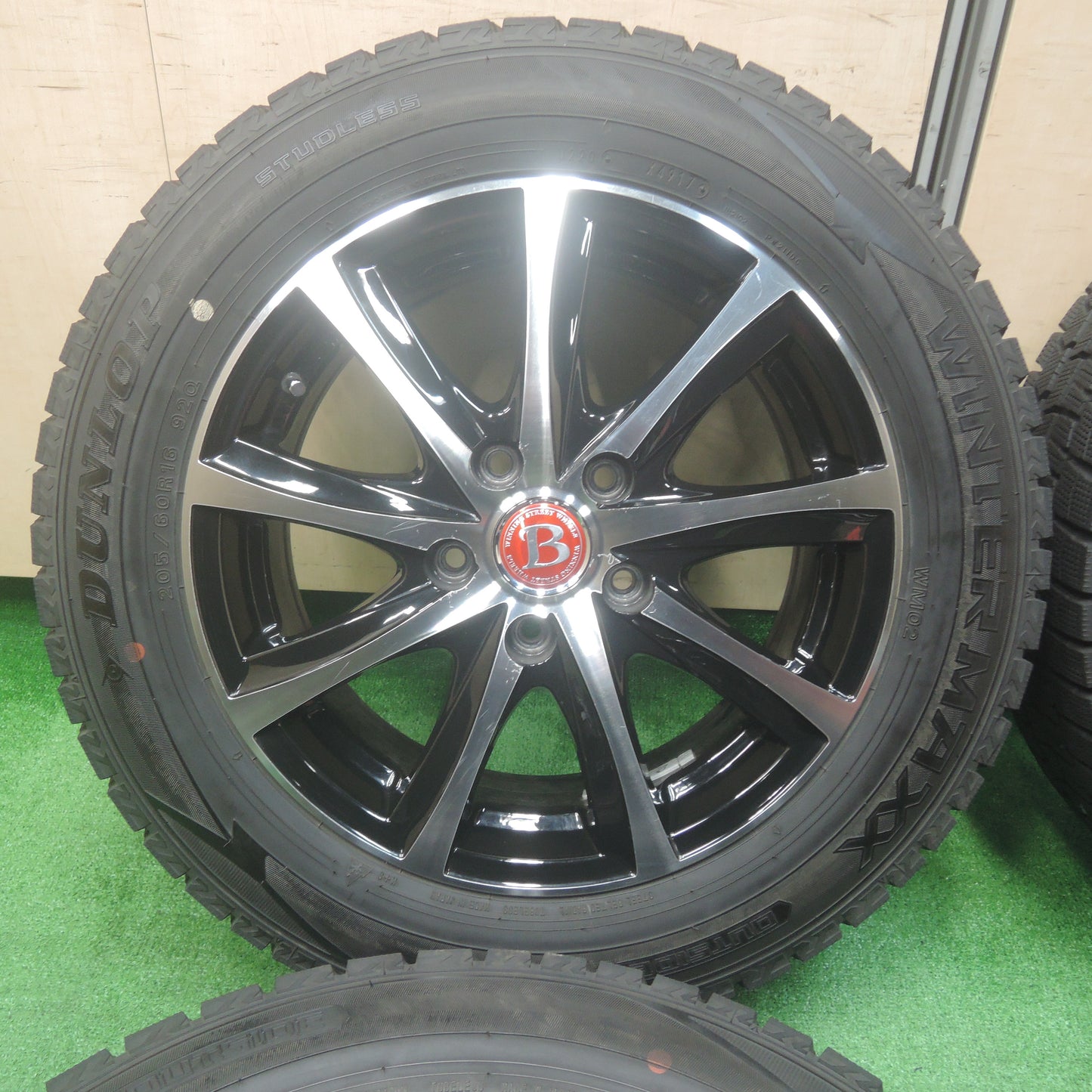 *送料無料*バリ溝！9.5分★スタッドレス 205/60R16 ダンロップ ウインターマックス WM02 WINNING STREET 16インチ PCD114.3/5H★3112802SYス