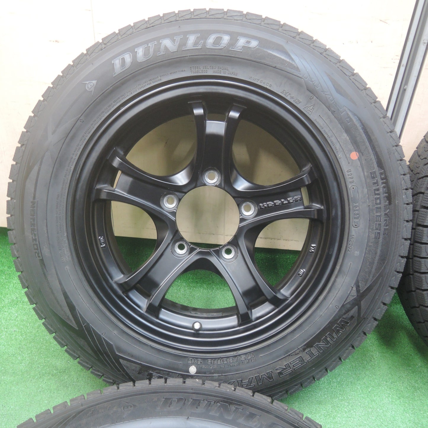 *送料無料* バリ溝！キレイ！9.5分以上★ジムニー等 KEELER キーラー 175/80R16 スタッドレス ダンロップ ウインターマックス SJ8 PCD139.7/5H★4020910SYス