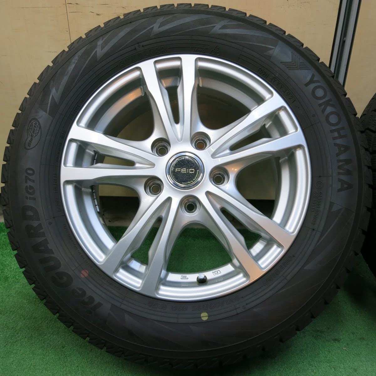 [送料無料]バリ溝！21年！キレイ！9.5分★スタッドレス 195/65R15 ヨコハマ アイスガード iG70 FEID 15インチ PCD114.3/5H★3072206イス