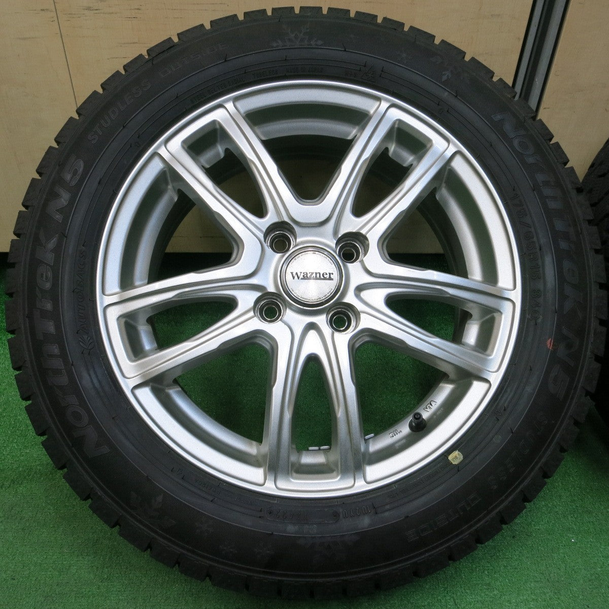 *送料無料*バリ溝！22年！キレイ！ほぼ10分★スタッドレス 175/65R15 オートバックス ノーストレック N5 Wazner 15インチ  PCD100/4H★4012911イス