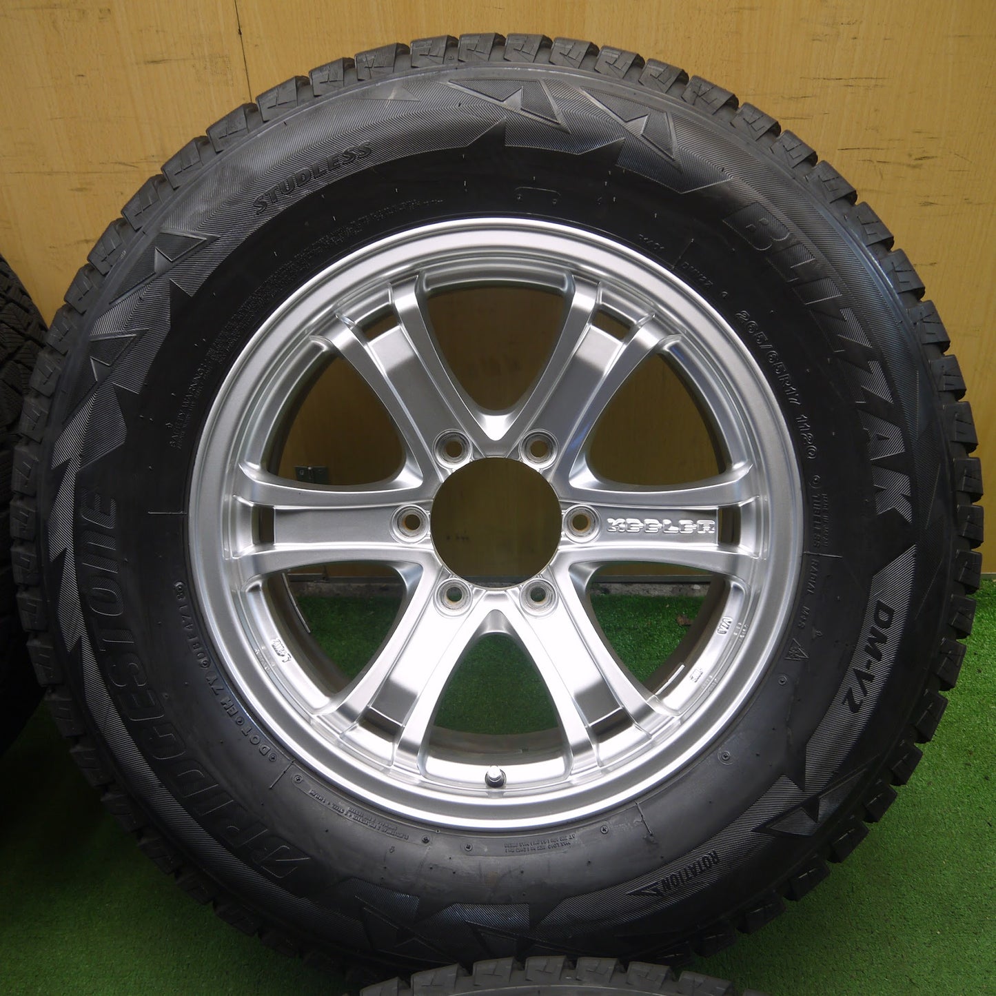 [送料無料]バリ溝！キレイ！9.5分★KEELER weds スタッドレス 265/65R17 ブリヂストン ブリザック DM-V2 キーラー 17インチ PCD139.7/6H★3070402クス