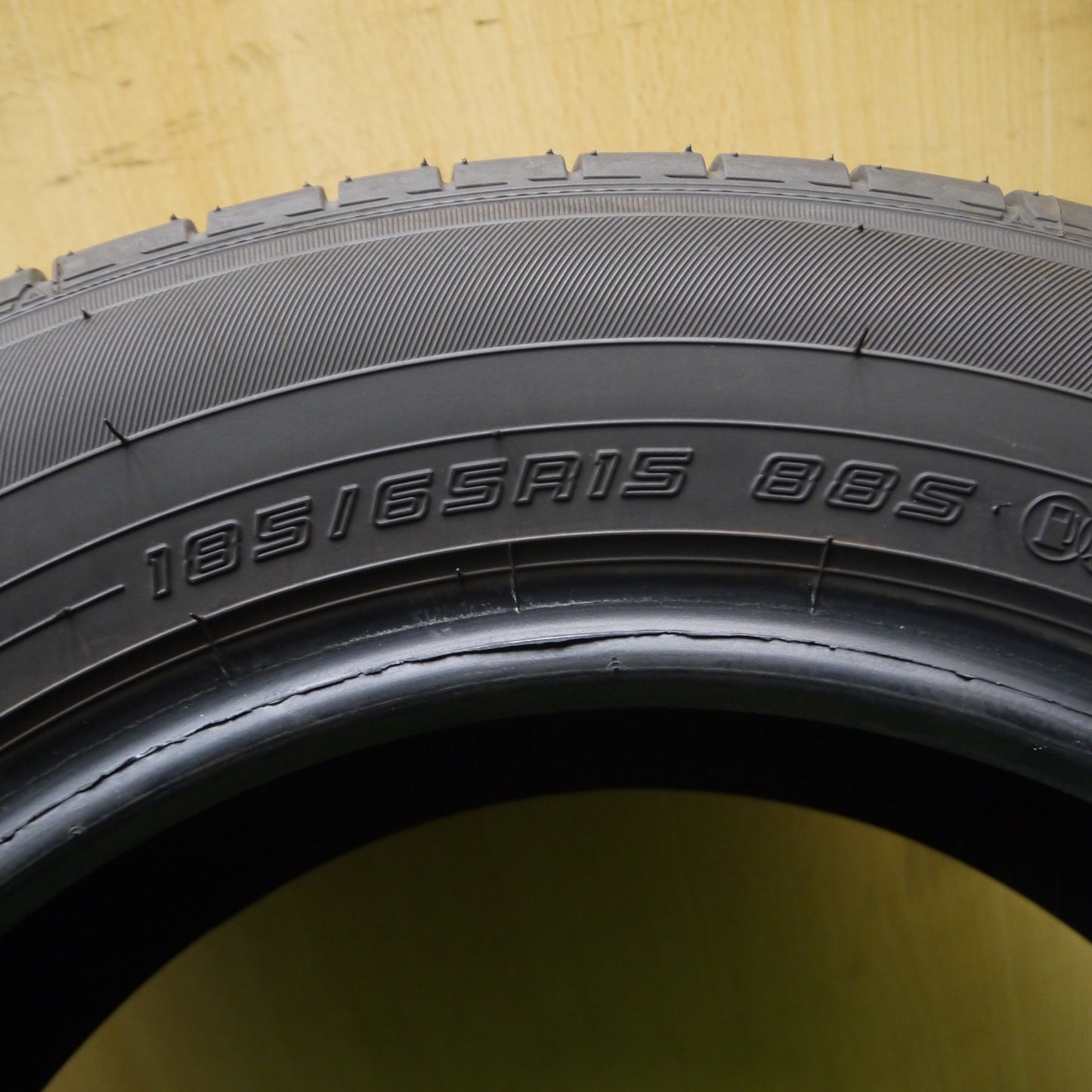 *送料無料*バリ溝！23年！9.5分★185/65R15 ダンロップ エナセーブ EC300 タイヤ 15インチ ノート フリード アクア 等★3121508Hノタ