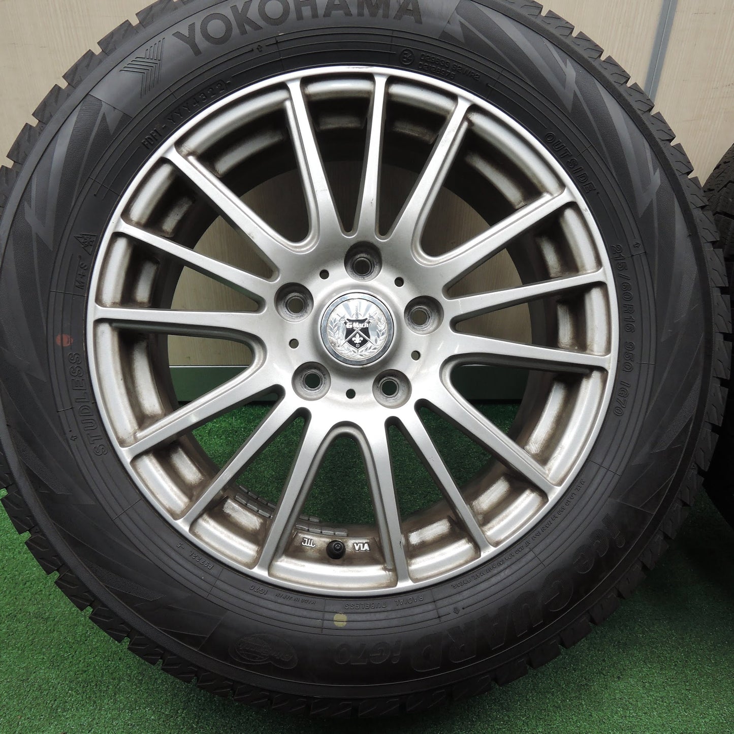 [送料無料]バリ溝！22年！ほぼ10分★スタッドレス 215/60R16 ヨコハマ アイスガード iG70 GMach 16インチ PCD114.3/5H★3112108TNス