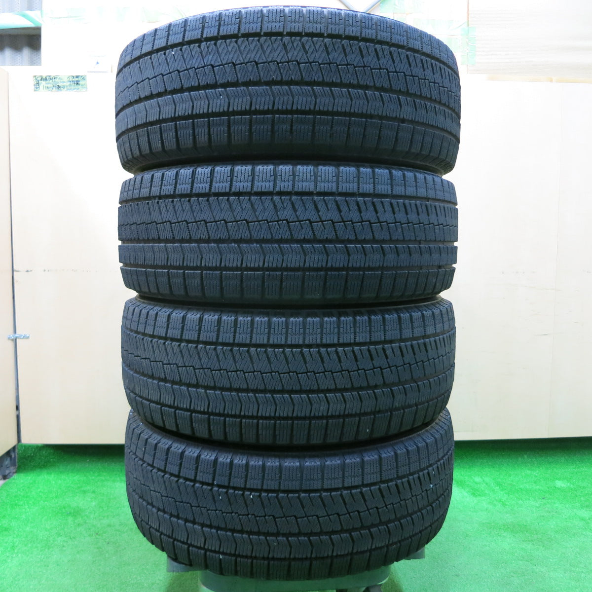 *送料無料*バリ溝！20年！9.5分★スタッドレス 215/55R17 ブリヂストン ブリザック VRX2 タイヤ 17インチ ヴェゼル エスティマ オデッセイ 等★3112405イスタ