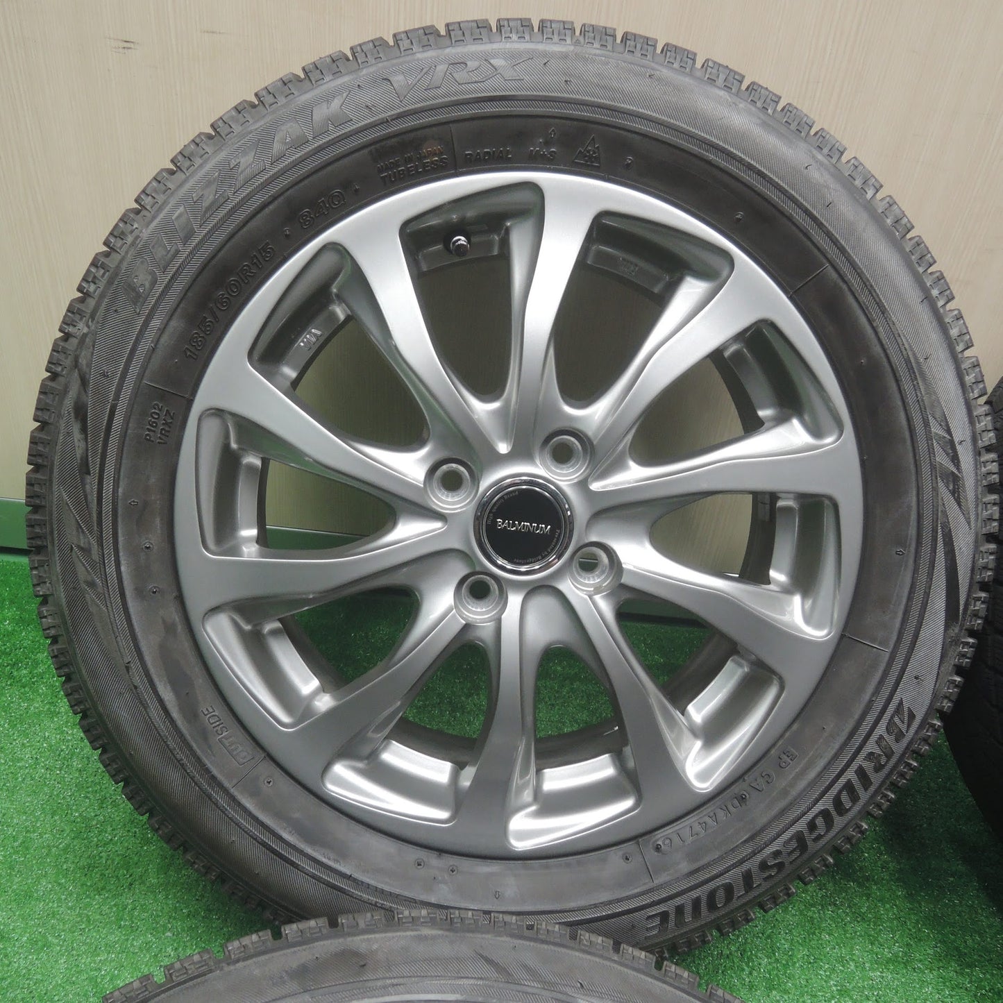 [送料無料]バリ溝！キレイ！9.5分★スタッドレス 185/60R15 ブリヂストン ブリザック VRX BALMINUM バルミナ 15インチ PCD100/4H★3073107SYス