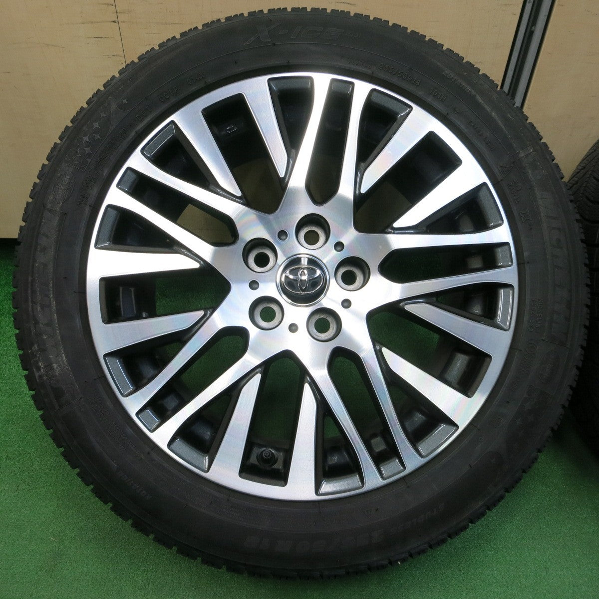 *送料無料* バリ溝！キレイ！8.5分★トヨタ 30系 アルファード 純正 235/50R18 スタッドレス ミシュラン X-ICE XI3 18インチ PCD114.3/5H★4030804イス