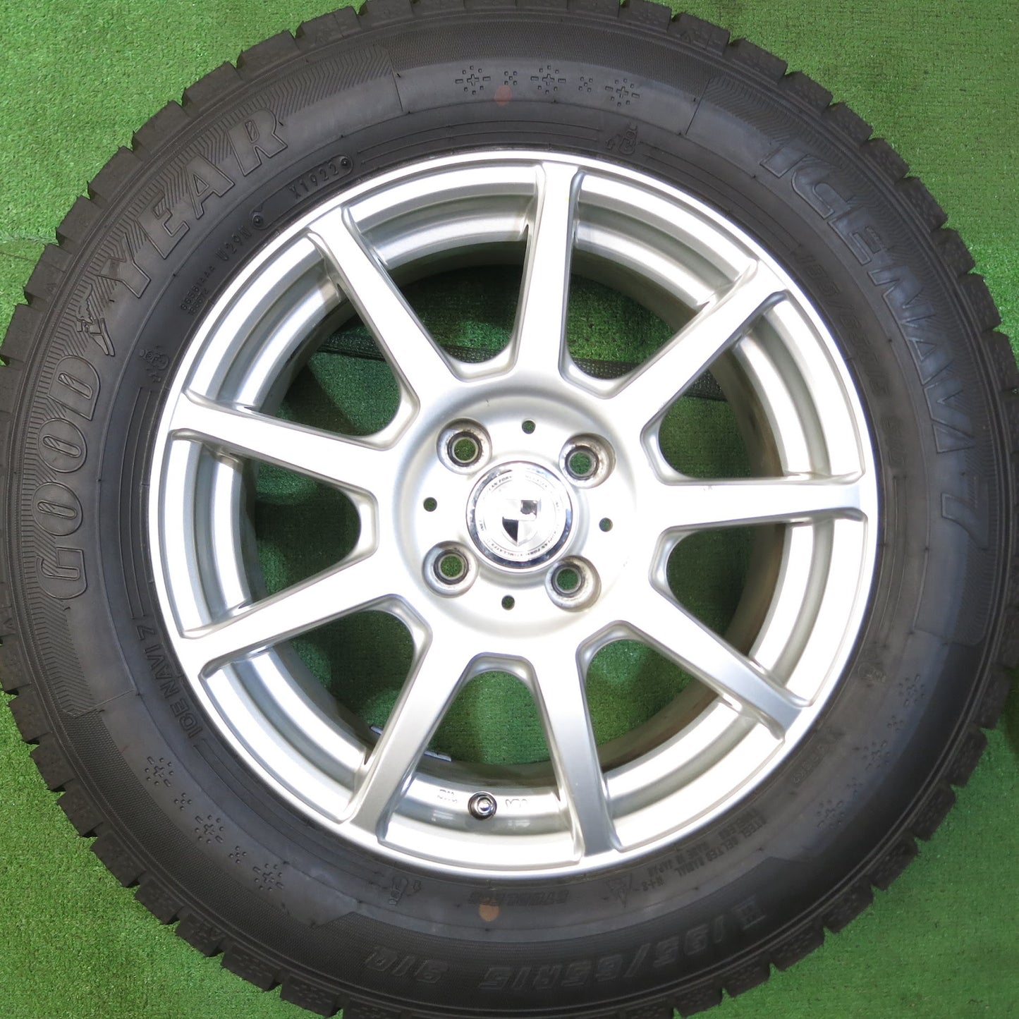 [送料無料]超バリ溝！22年！キレイ！ほぼ10分★スタッドレス 195/65R15 グッドイヤー アイスナビ7 GMach 15インチ PCD100/4H★3061406Hス