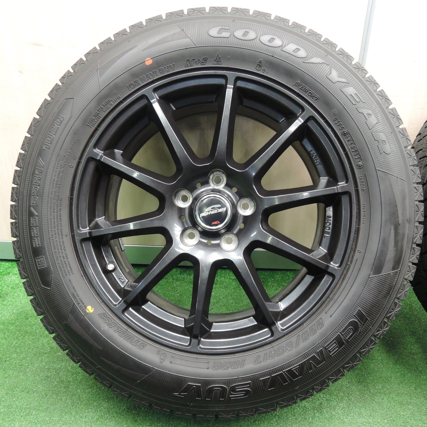 *送料無料*バリ溝！21年！キレイ！9.5分★スタッドレス 225/65R17 グッドイヤー アイスナビ SUV SCHNEIDER MiD シュナイダー 17インチ PCD114.3/5H★3111704NJス