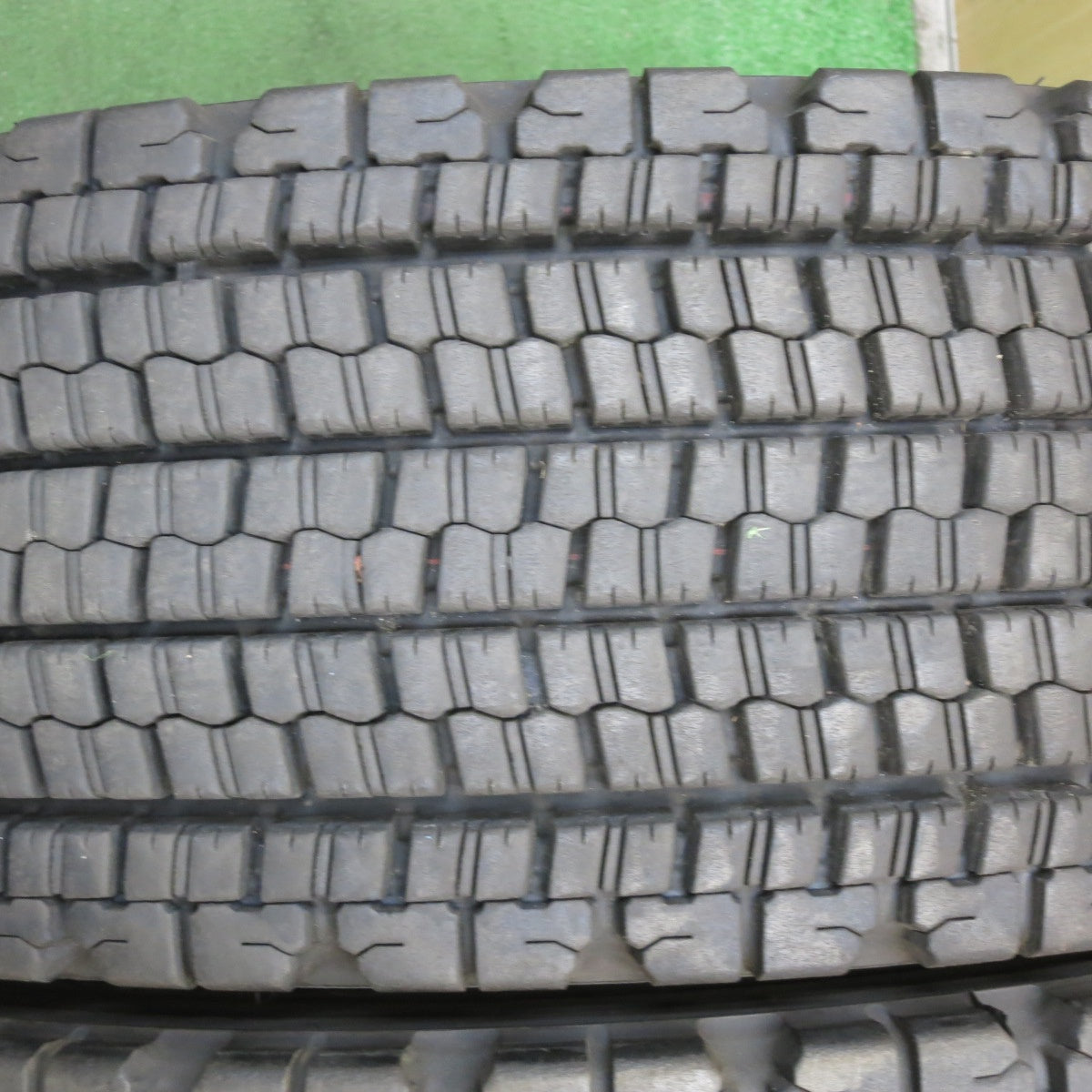 *送料無料* バリ溝！21年！9.5分★トラック タイヤ 245/70R19.5 136/134J スタッドレス ブリヂストン W900 19.5インチ★4022210クスタ