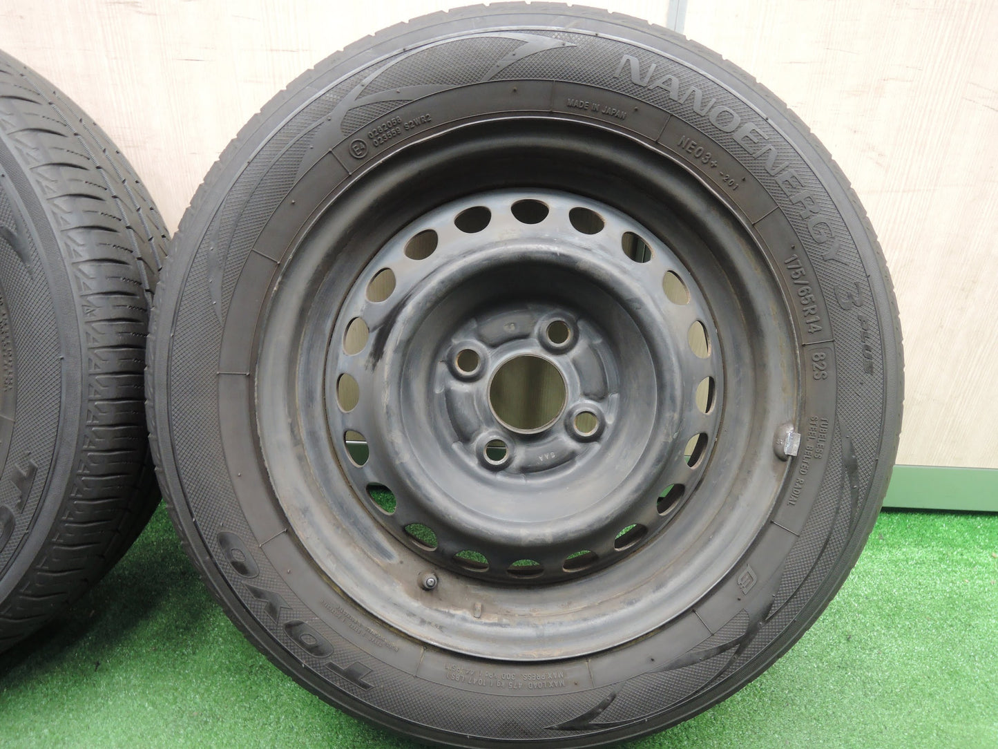 [送料無料]バリ溝！9分★175/65R14 トーヨー ナノエナジー3 プラス スチール ホイール 14インチ PCD100/4H★3111103HAノ