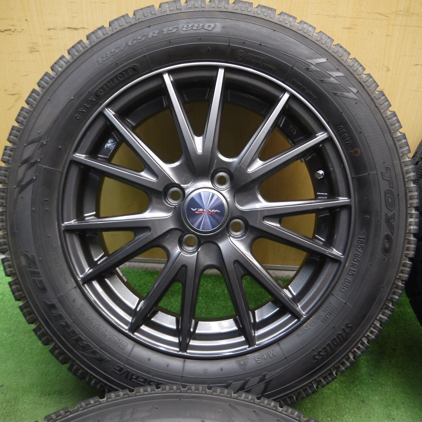 *送料無料*バリ溝！キレイ！9.5分★スタッドレス 185/65R15 トーヨー オブザーブ ガリット GIZ VELVA SPORT ヴェルヴァ 15インチ PCD100/4H★3102803KAス