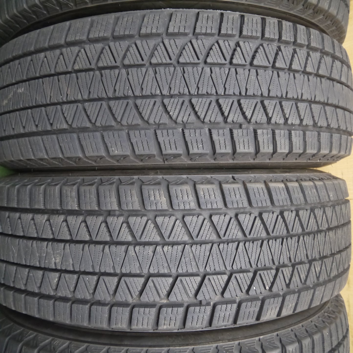 [送料無料]バリ溝！20年！9分★スタッドレス 215/70R16 ブリヂストン ブリザック DM-V3 タイヤ 16インチ ハリアー デリカ D:5 アウトランダー 等★3061704クスタ