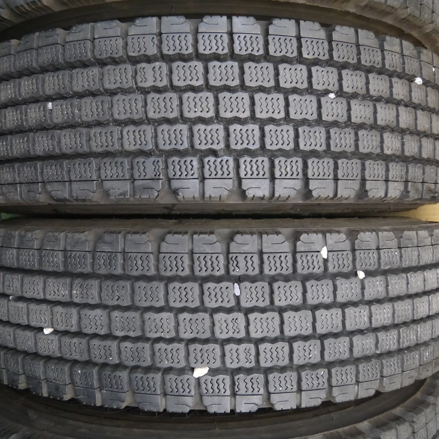 [送料無料]バリ溝！22年！8.5分★トラック タイヤ 225/80R17.5 123/122L スタッドレス ブリヂストン W910 17.5インチ★3040401クスタ