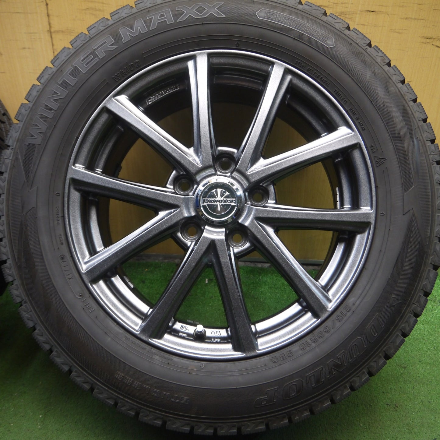 *送料無料* 超バリ溝！キレイ！9.5分以上★スタッドレス 215/60R16 ダンロップ ウインターマックス WM02 EUROMAGIC ユーロマジック PCD114.3/5H★4031206Hス