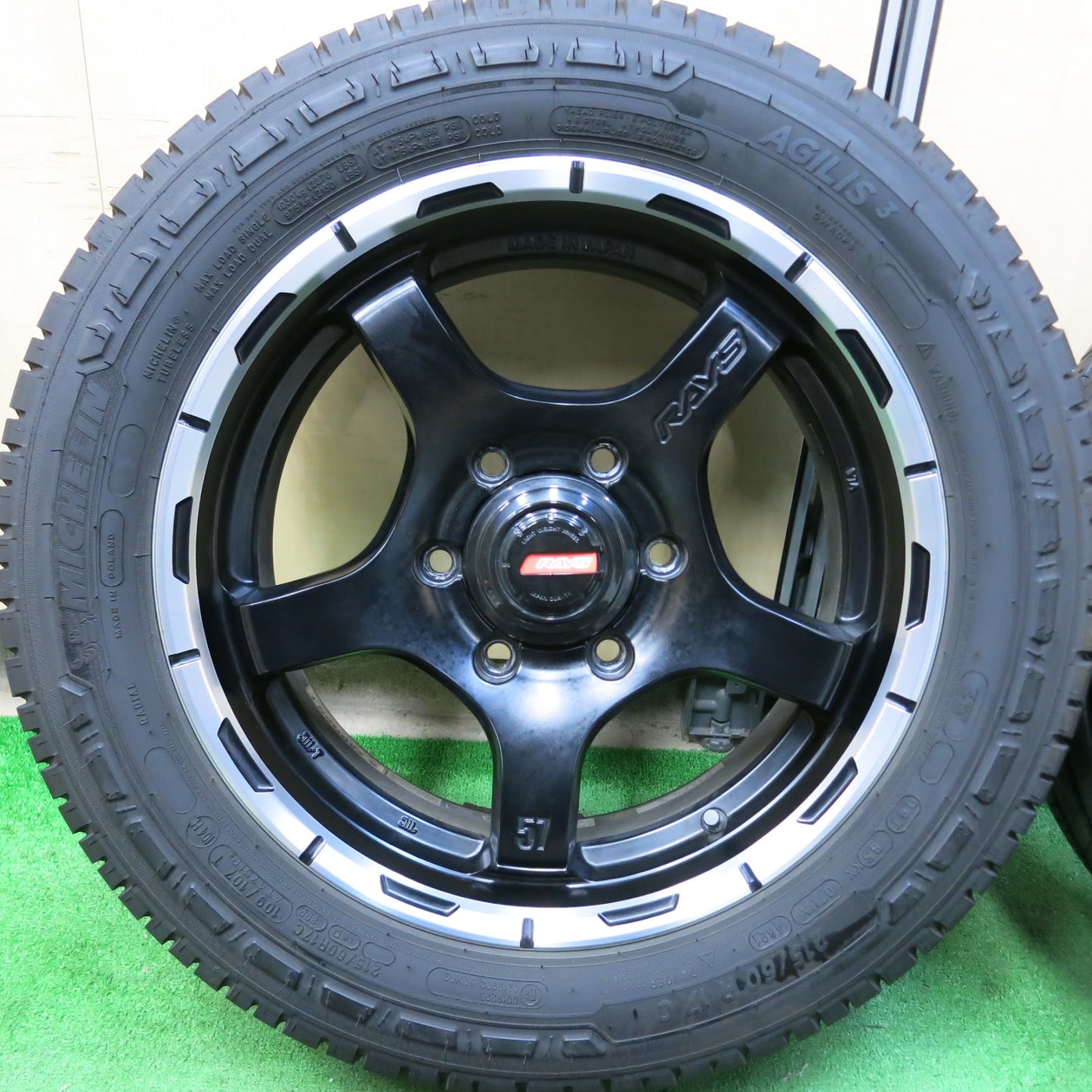 [送料無料]バリ溝！21年！キレイ！9.5分★ハイエース 等 RAYS Gramlights 57CR-X2 215/60R17C 109/107T ミシュラン レイズ PCD139.7/6H★3070505ヒノ