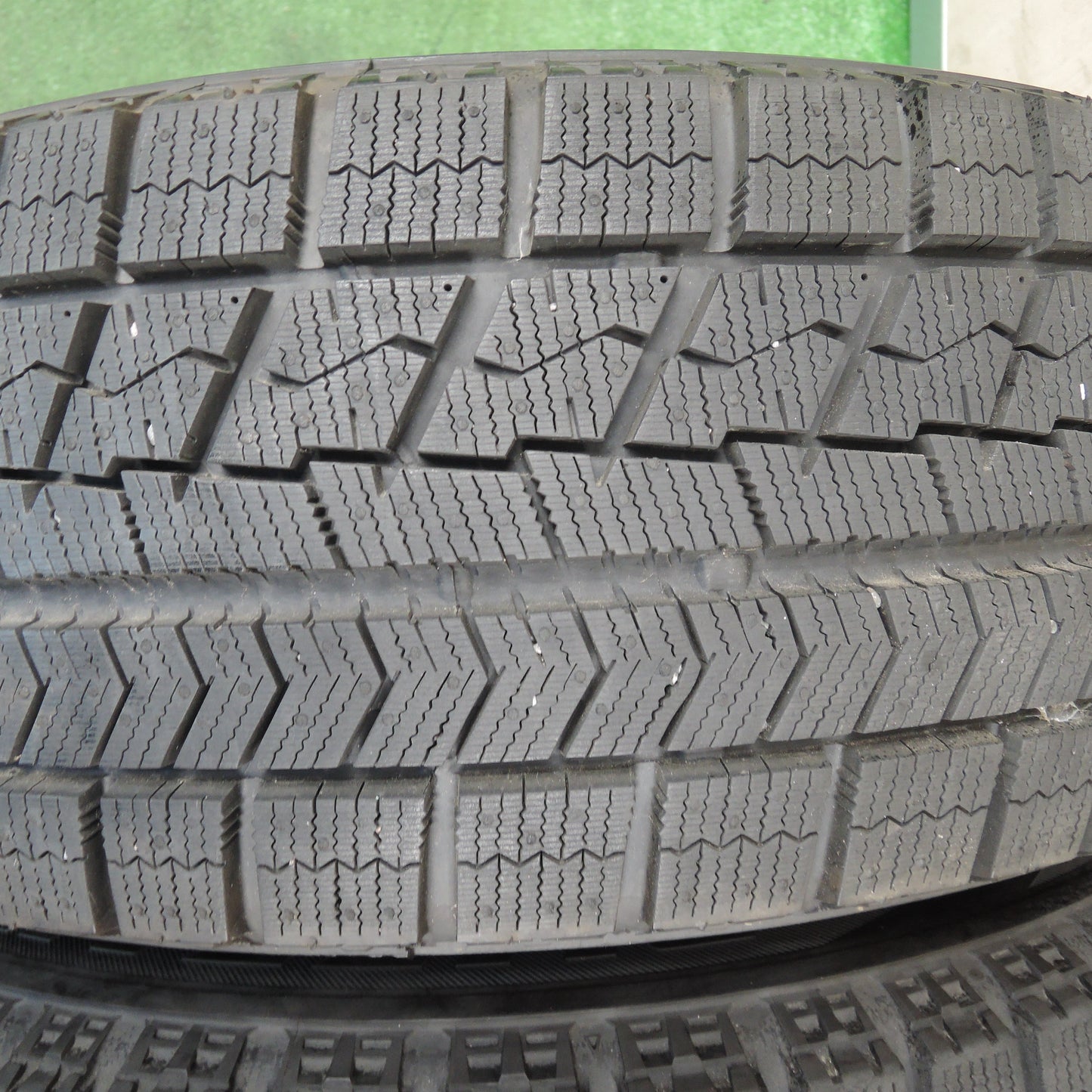 *送料無料*超バリ溝！キレイ！ほぼ10分★スタッドレス 205/65R16 ブリヂストン ブリザック VRX ECO FORME エコフォルム 16インチ PCD114.3/5H★3120401TNス