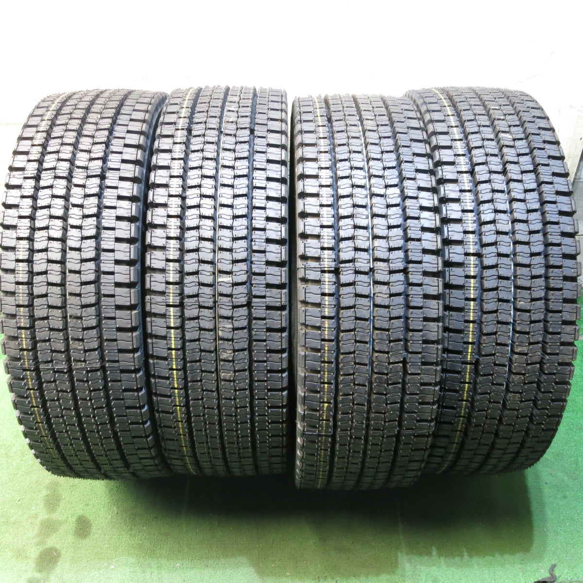 *送料無料* 未使用！21年★トラック タイヤ 245/70R19.5 136/134J スタッドレス ダンロップ デクテス SP001 DECTES 19.5インチ★4021004クスタ