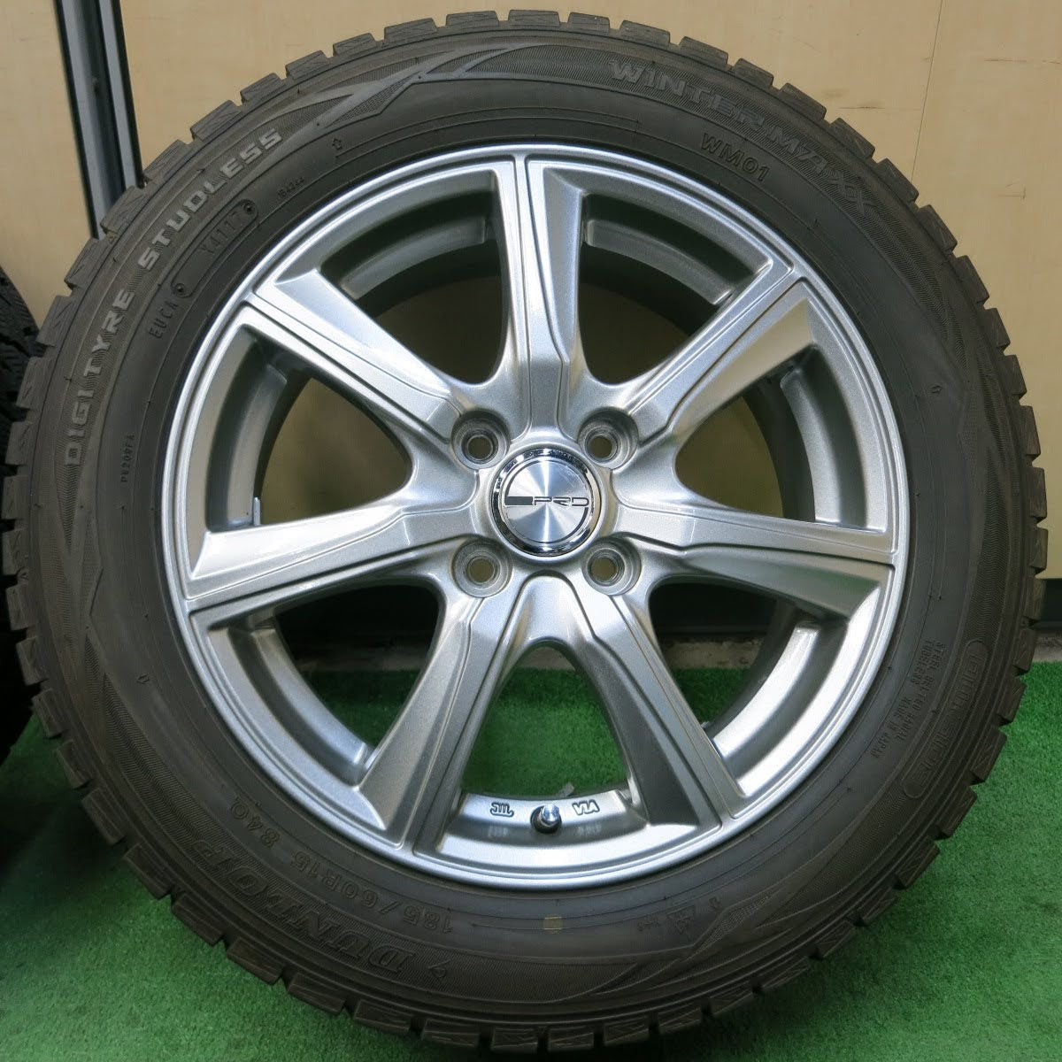 [送料無料]バリ溝！キレイ！8.5分★スタッドレス 185/60R15 ダンロップ ウインターマックス WM01 PRD 社外 アルミ 15インチ PCD100/4H★3072417イス