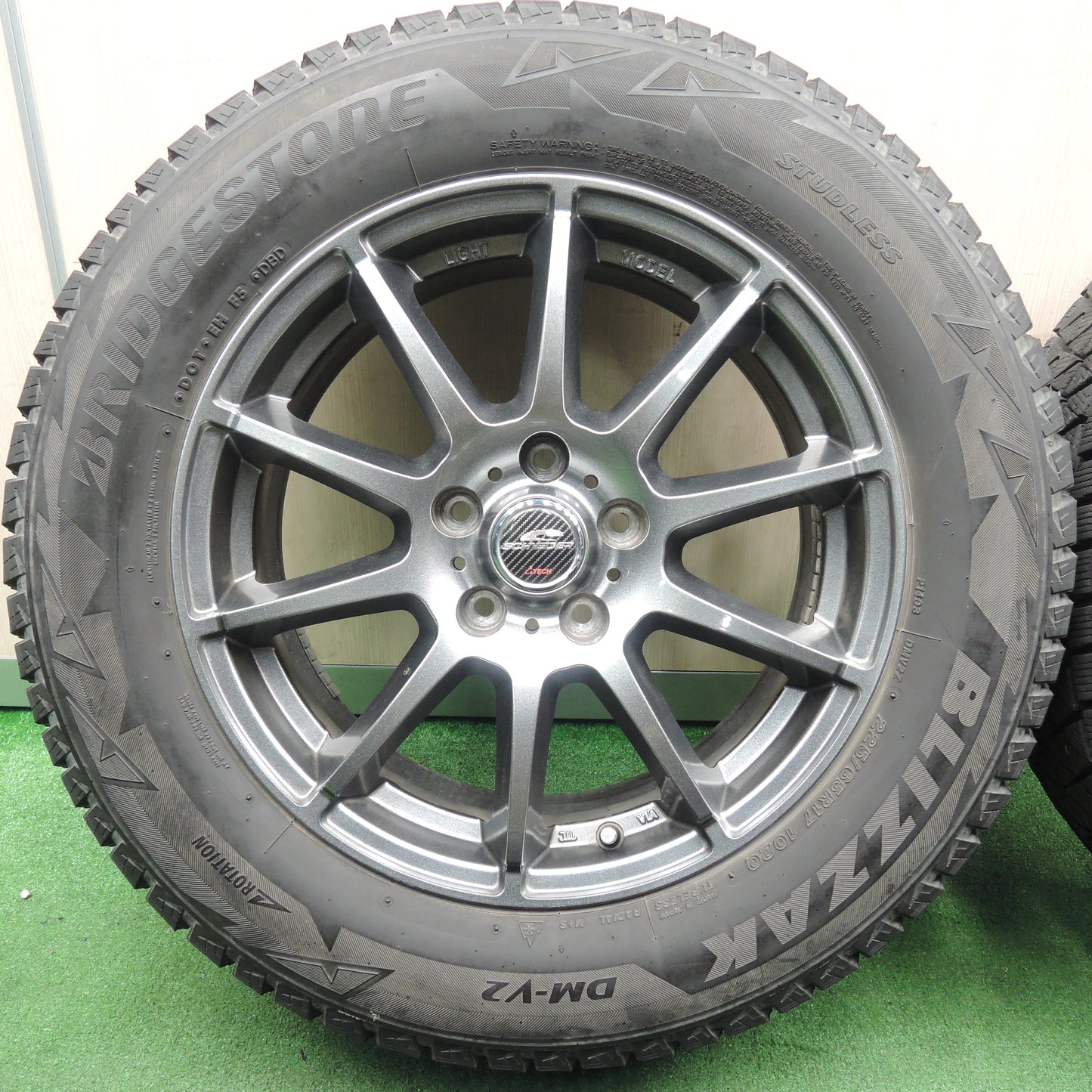 *送料無料*キレイ★スタッドレス 225/65R17 ブリヂストン ブリザック DM-V2 SCHNEIDER シュナイダー 17インチ PCD114.3/5H★3120813TNス