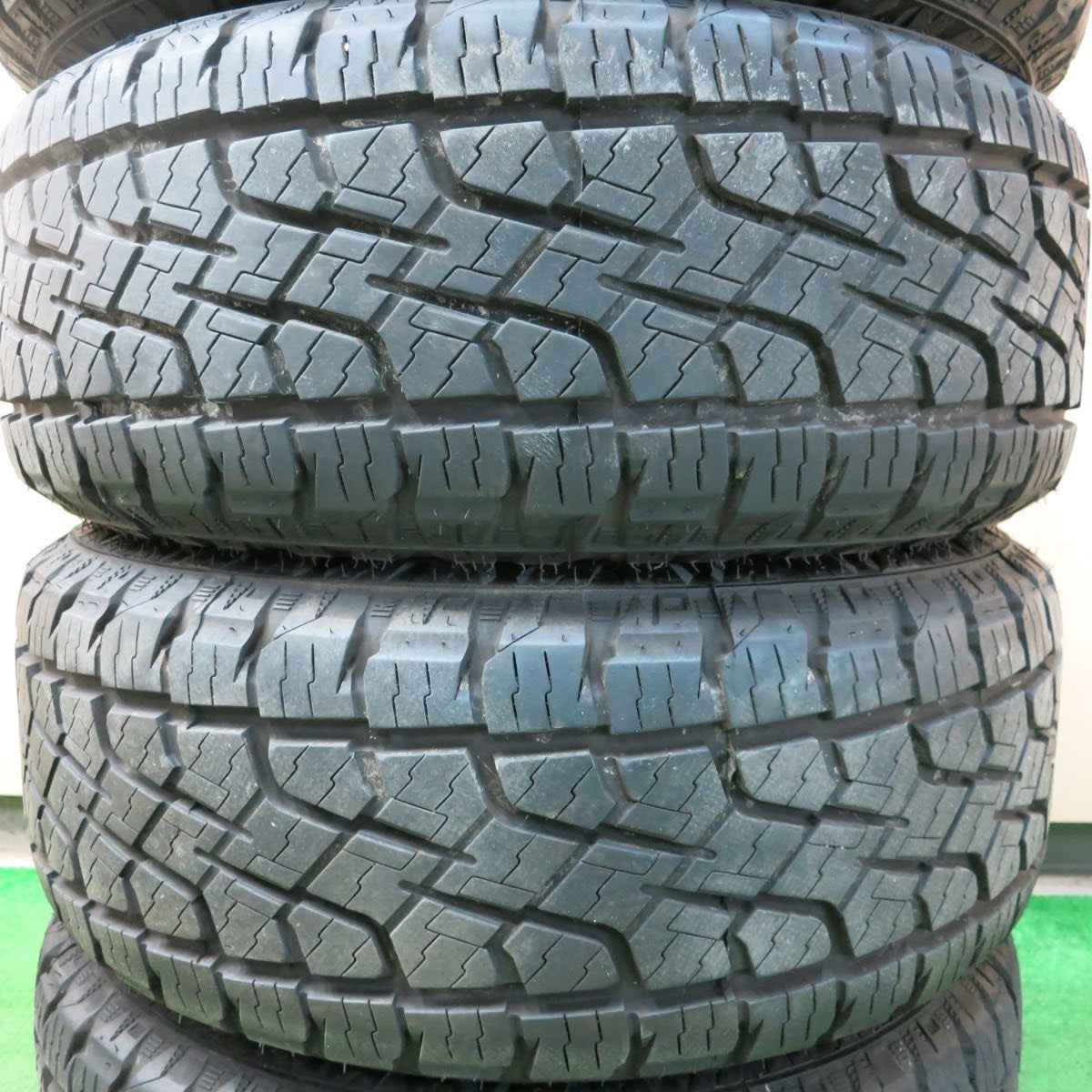 [送料無料]バリ溝！22年！キレイ！9.5分★ジープ 等 XTREME-J XJ03 265/60R18 ホワイトレター モンスタ テレーン エクストリームJ PCD127/5H★3092507ヒノ