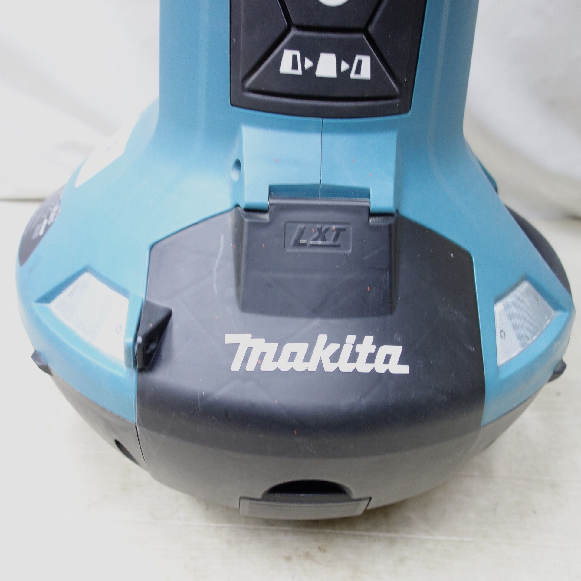 送料無料] ◇makita マキタ 充電式エリアライト ML810 14.4V/18V 照射