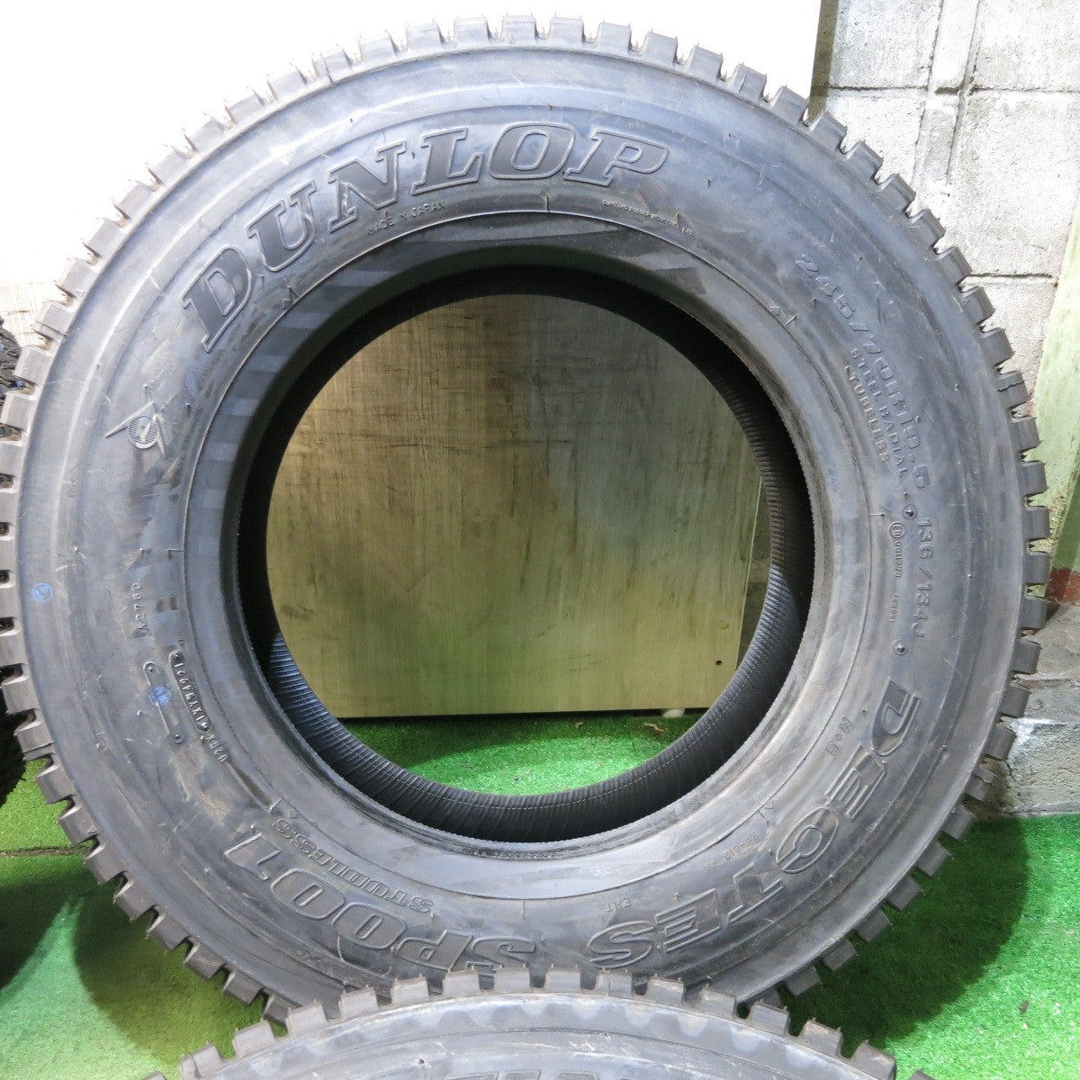 *送料無料* 未使用！21年★トラック タイヤ 245/70R19.5 136/134J スタッドレス ダンロップ デクテス SP001 19.5インチ★4021002クスタ