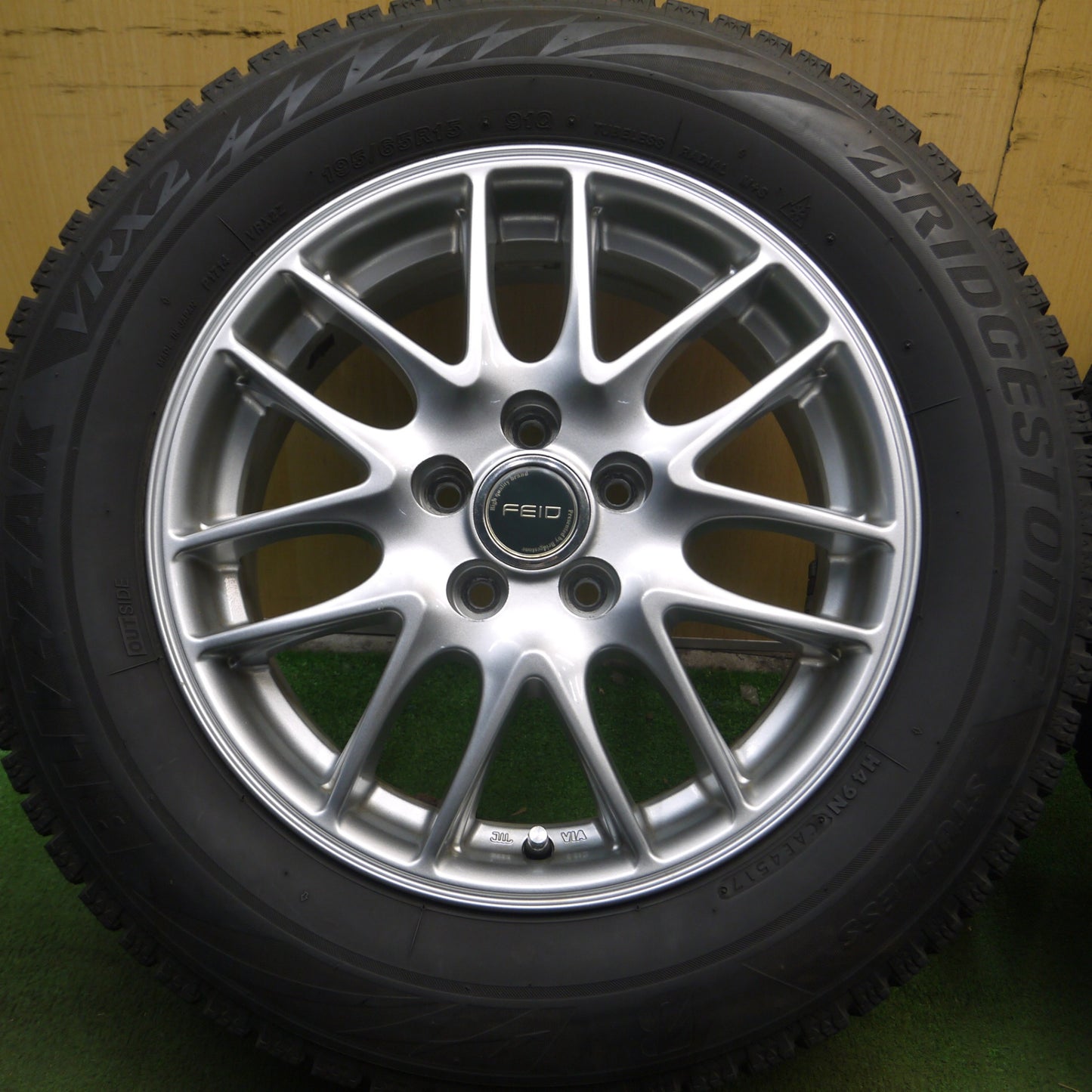 *送料無料* バリ溝！キレイ！9分★プリウス等 195/65R15 スタッドレス ブリヂストン ブリザック VRX2 FEID 15インチ PCD100/5H★4021311Hス