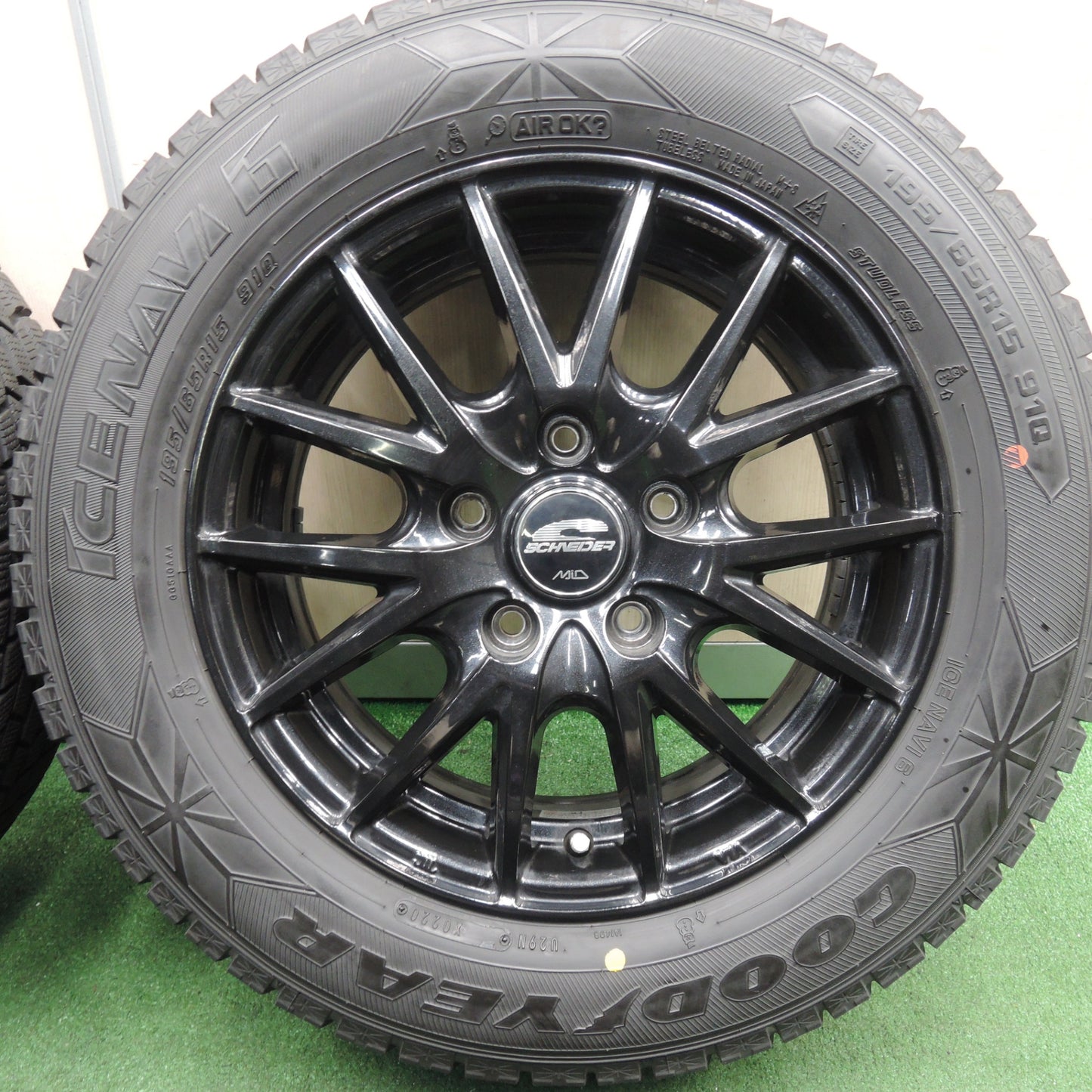 *送料無料* バリ溝！20年！キレイ！9.5分★スタッドレス 195/65R15 グッドイヤー アイスナビ6 SCHNEIDER MiD シュナイダー 15インチ PCD114.3/5H★4020404HAス