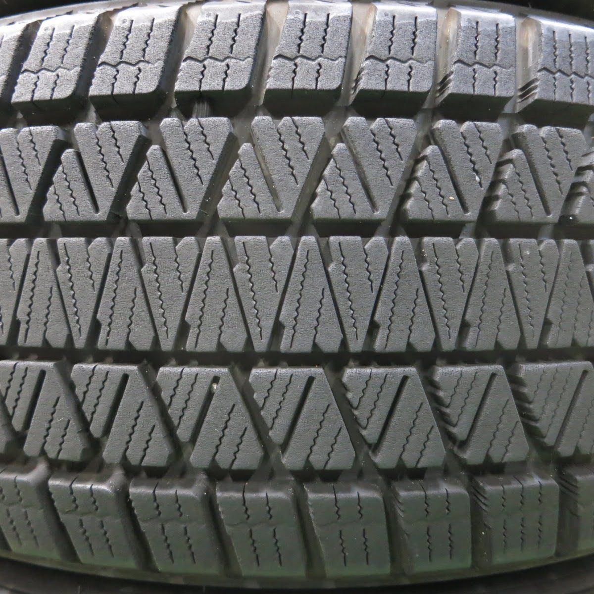 [送料無料] バリ溝！19年！9.5分★スタッドレス 225/60R18 ブリヂストン DM-V3 18インチ タイヤ レクサスNX  ハリアー等★3120212イスタ