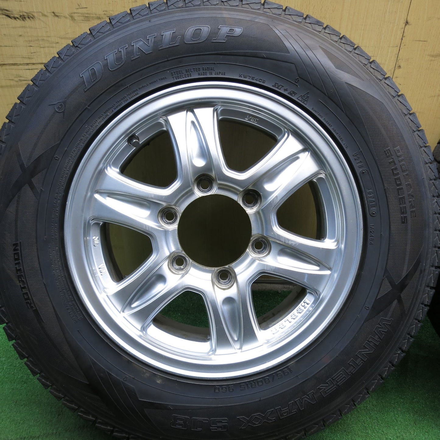 [送料無料]バリ溝！9.5分以上★ハイエース 等 KEELER 195/80R15 スタッドレス ダンロップ ウインターマックス SJ8 キーラー 15インチ PCD139.7/6H★3041006Hス