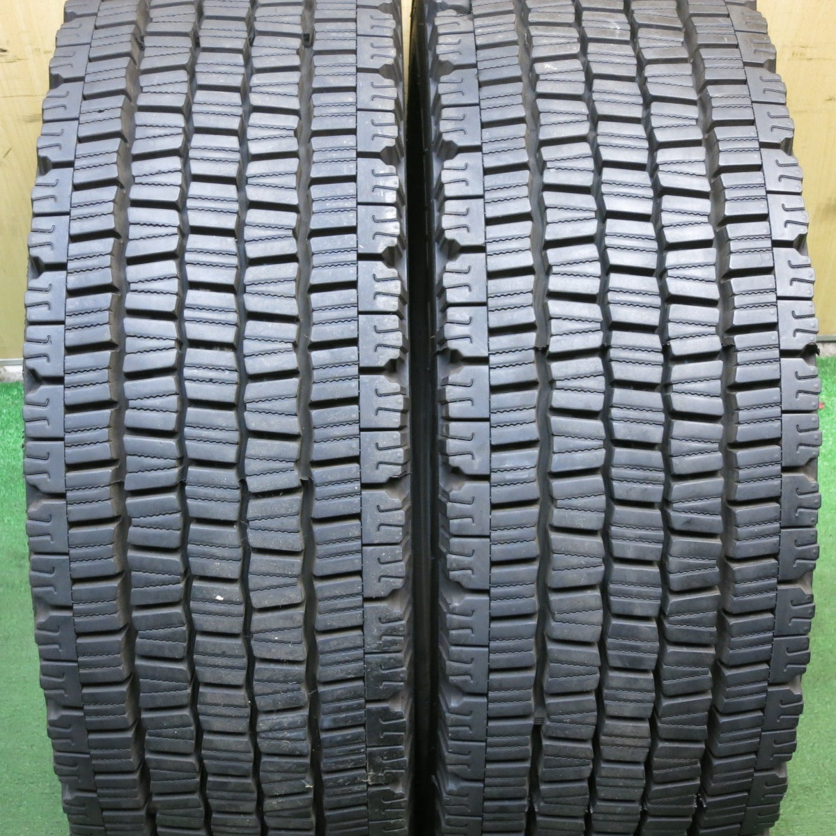 *送料無料* バリ溝！9.5分★トラック タイヤ 245/70R19.5 136/134J スタッドレス ダンロップ デクテス SP081 19.5インチ★4022202クスタ