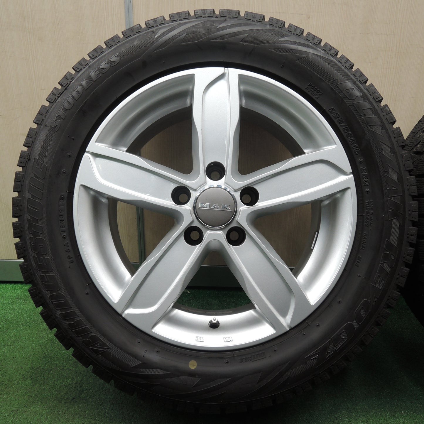 *送料無料* バリ溝！9.5分以上★ベンツ アウディ等 MAK 225/55R16 スタッドレス ブリヂストン ブリザック REVO GZ 16インチ PCD112/5H★4022801NJス