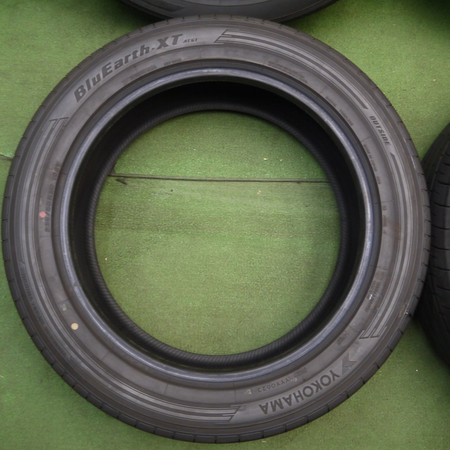 *送料無料* バリ溝！23年！9.5分★235/55R20 ヨコハマ BluEarth-XT AE61 ブルーアース XT タイヤ 20インチ レクサス RX 等★4022306KKノタ