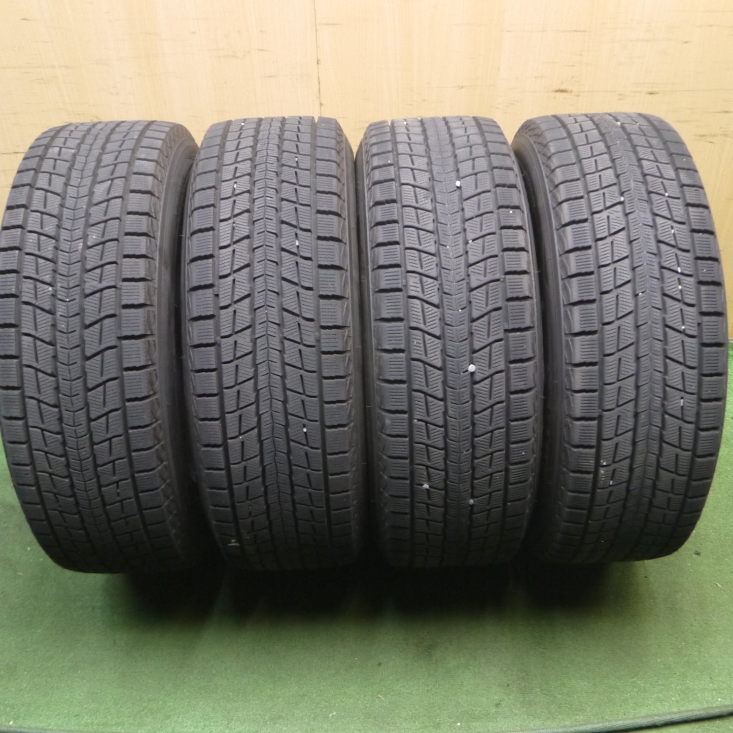 *送料無料* バリ溝！22年！キレイ！9.5分以上★スタッドレス 235/60R18 ダンロップ ウインターマックス SJ8 Exceeder エクシーダー 18インチ PCD114.3/5H★4030201KKス