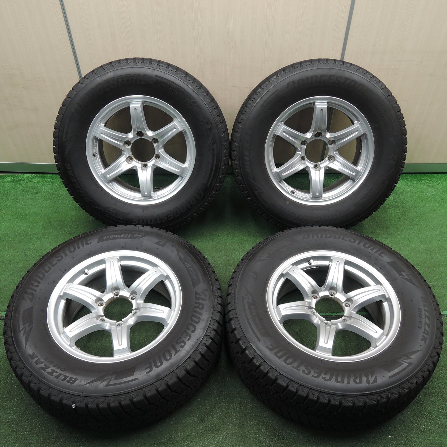 *送料無料*バリ溝！キレイ！9.5分★スタッドレス 265/65R17 ブリヂストン ブリザック DM-V3 社外 アルミ 17インチ PCD139.7/6H★4010908TNス