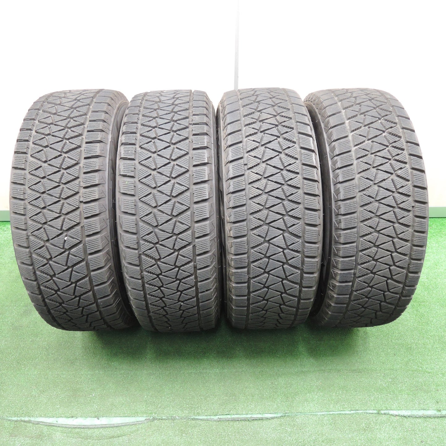 [送料無料]バリ溝！キレイ！8.5分★URBAN SPORT 4X4 Engineering 265/65R17 スタッドレス ブリヂストン ブリザック DM-V2 17インチ PCD139.7/6H★3111604TNス