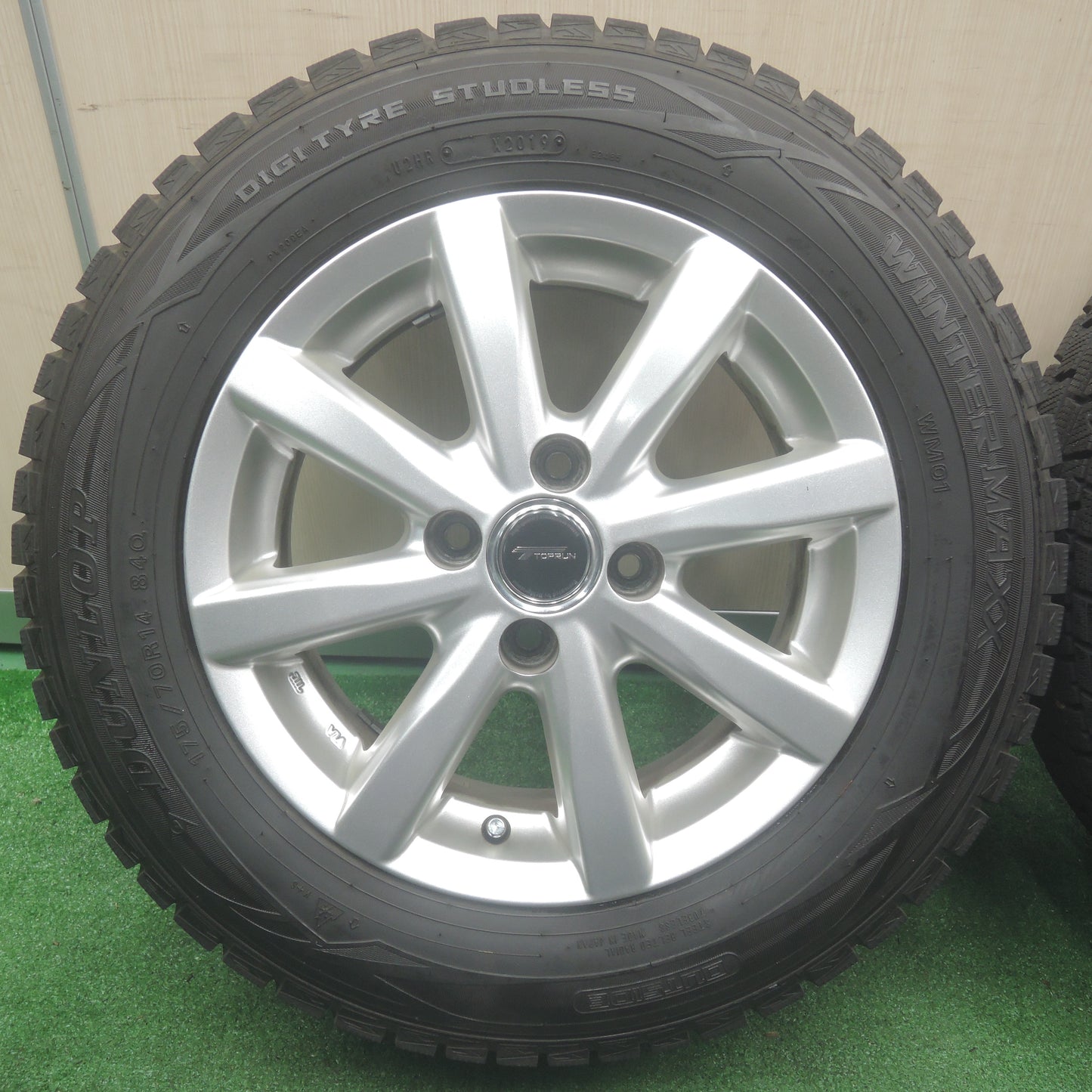 *送料無料*バリ溝！19年！キレイ！9.5分以上★スタッドレス 175/70R14 ダンロップ ウインターマックス WM01 TOPRUN トップラン PCD100/4H★3110701NJス